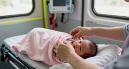 Babyglück Auf Der Fahrt In Die Klinik: Mutter Bringt Ihr Kind Im Rettungswagen Zur Welt - NDR.de